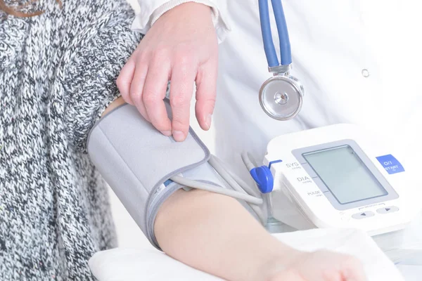 Lekarz Pomiar ciśnienia krwi — Zdjęcie stockowe