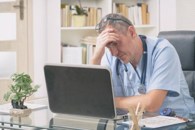 Ofisinde çok çalışan bir doktor.