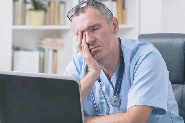 Médico con exceso de trabajo en su consultorio — Foto de Stock