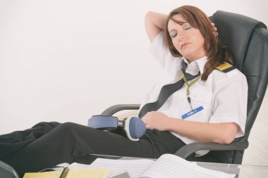Ofiste uyuyan kadın havayolu pilotu