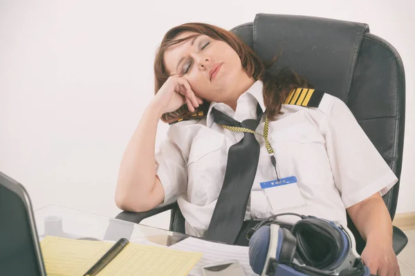 Mulher piloto de avião dormindo no escritório — Fotografia de Stock