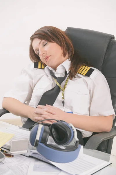 Mujer piloto de línea aérea durmiendo en la oficina — Foto de Stock