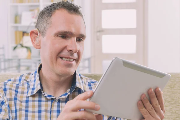 Deaf man using sign language on the tablet — Stock Photo, Image