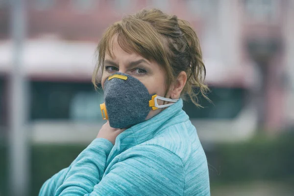 Mulher vestindo um verdadeiro rosto anti-poluição, anti-smog e vírus — Fotografia de Stock