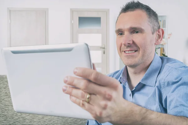 Homem surdo usando linguagem gestual no tablet — Fotografia de Stock