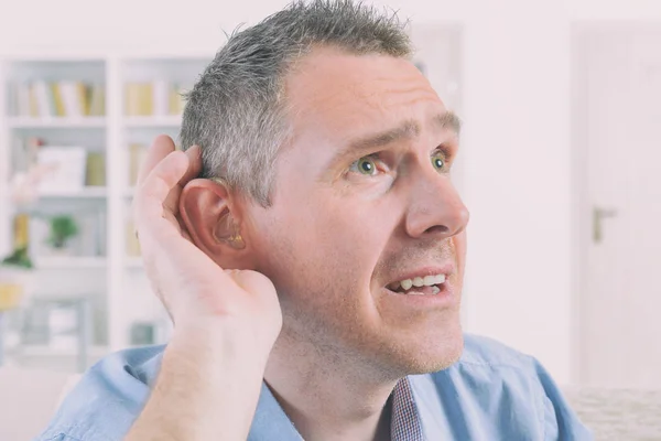 Muž na sobě hluší pomoci — Stock fotografie