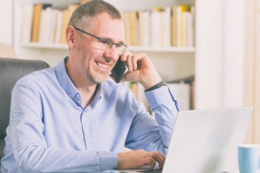 Onun laptopunda evde çalışma office adam