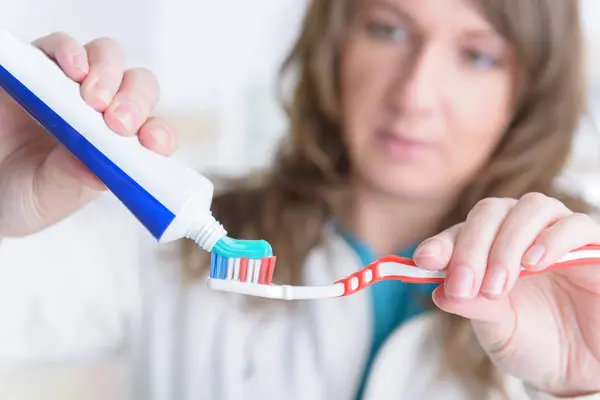 Повільна жінка тримає зубну щітку — стокове фото