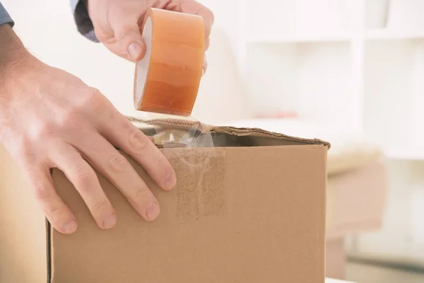 Hand taping the cardboard box — Stock Photo, Image