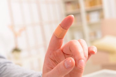 Yapışkanlı bandaj parmağında uygulama