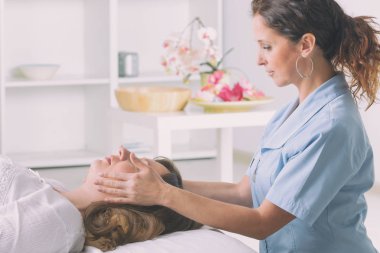 Profesyonel Reiki şifacı reiki yapıyor