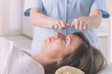 Profesyonel Reiki şifacı reiki yapıyor