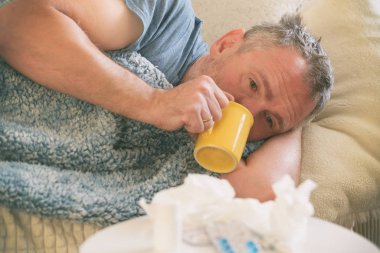 Olgun bir adam koronavirüs, grip ya da soğuk algınlığı geçiriyor.