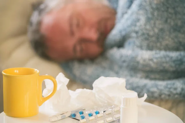 Mature man suffering from coronavirus, flu or cold — Stock Photo, Image