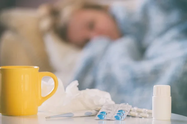 Dojrzała kobieta cierpiąca na koronawirus, grypę lub przeziębienie — Zdjęcie stockowe