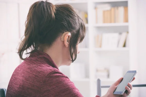 Deaf woman using smartphone — Stock Photo, Image