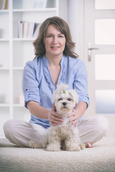 Vrouw beoefenen van reiki therapie — Stockfoto