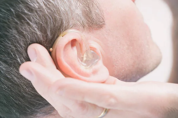 Mann trägt Gehörlosenhilfe — Stockfoto