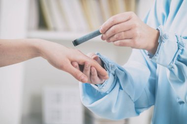 terapist Moxa tedavi yapıyor