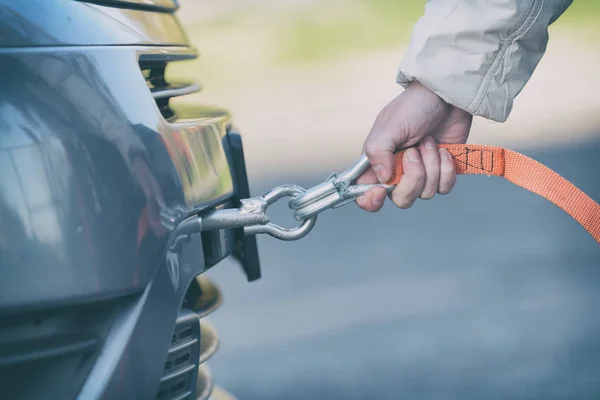 Mulher Montando Linha Reboque Para Carro Quebrado — Fotografia de Stock