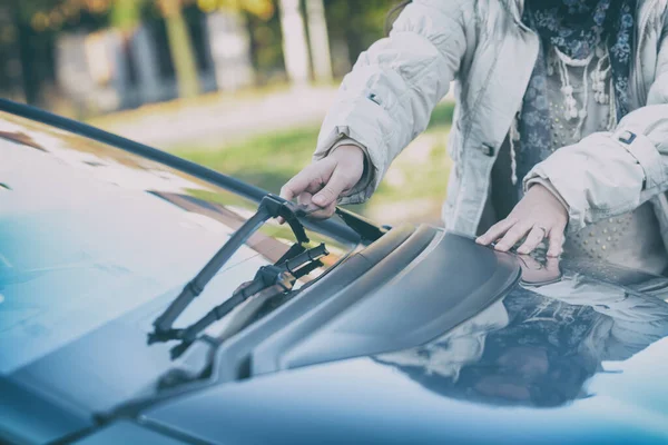 Frau Greift Nach Scheibenwischer — Stockfoto