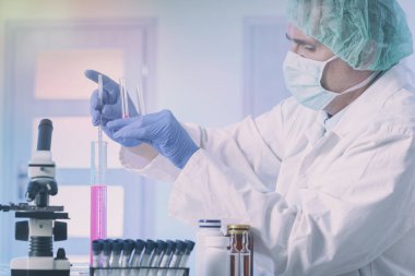Laboratuvarda tıbbi deneyler yapan bir bilim adamı.