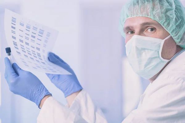 Cientista Analizando Sequência Dna Laboratório Moderno — Fotografia de Stock