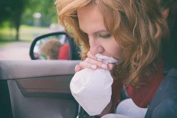 車の中で乗り物酔いに苦しみ 病気の袋を持っている女性 — ストック写真