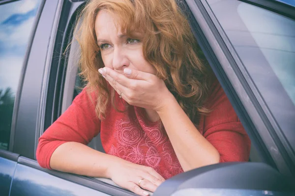 Kobieta Cierpiąca Chorobę Lokomocyjną Samochodzie — Zdjęcie stockowe