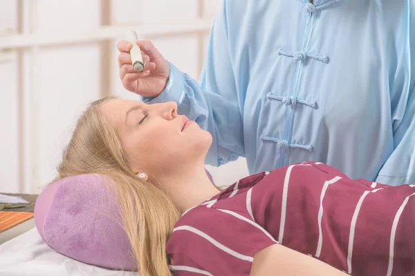 Terapeuta Medicina Alternativa Che Trattamento Moxa Sul Suo Cliente — Foto Stock