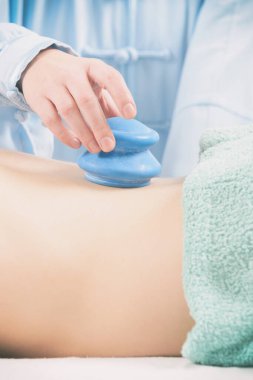 Geleneksel Çince çukurluğu hastasını tedavi yapıyor terapist