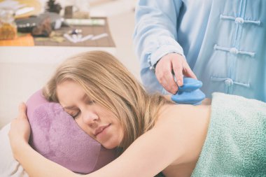 Geleneksel Çince çukurluğu hastasını tedavi yapıyor terapist