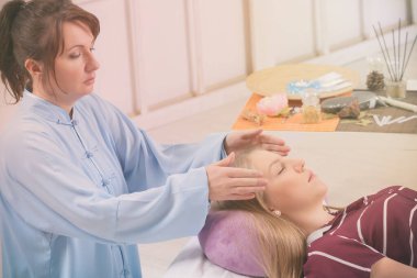 Reiki tedavi için genç kadının işi profesyonel Reiki şifacı