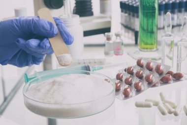 Plasebo haplar ve enjeksiyon labolatory tablo