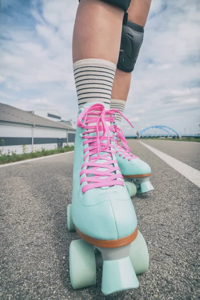 Woman Rollerskater Wearing Knee Protector Pads Her Leg — Stock Photo, Image