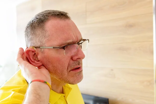 Mann Mit Gehörlosenhilfe Ohr Versucht Etwas Hören — Stockfoto