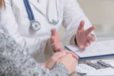 Doktor hastasını doktor ofisinde ile konuşurken