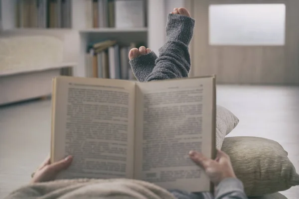 Жінка Читає Книгу Ногами Лежать Подушці Вдома Концепція Карантину Ізоляції — стокове фото