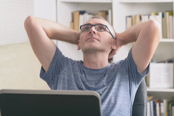 Mann Arbeitet Wegen Isolation Und Quarantäne Hause Computer — Stockfoto