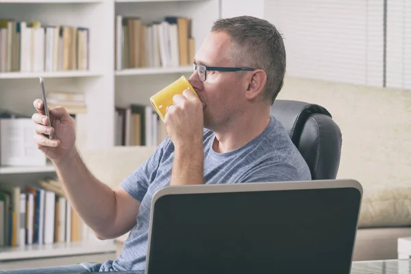 Man Die Thuis Aan Computer Werkt Door Isolatie Quarantaine — Stockfoto