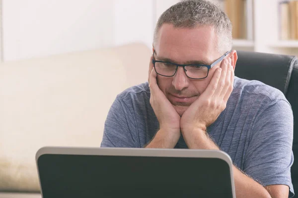 Man Die Thuis Aan Computer Werkt Door Isolatie Quarantaine — Stockfoto