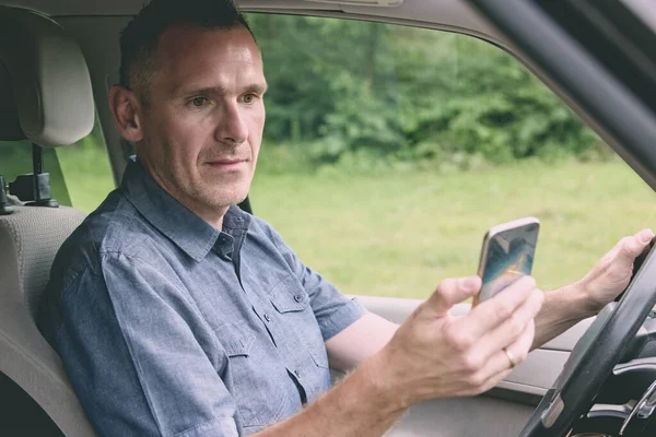 Man Använder Smart Telefon Körning — Stockfoto