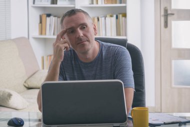 İzolasyon ve karantina nedeniyle evde çalışan bir adam.