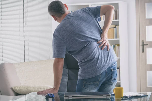 Mann Home Office Leidet Unter Rückenschmerzen Wenn Mit Notizbuch Papieren — Stockfoto