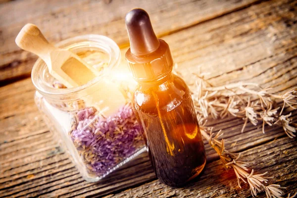 Olio Essenziale Lavanda Con Fiori Lavendula Nel Barattolo Foglie Secche — Foto Stock