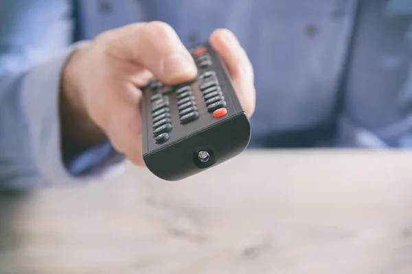 Uomo Possesso Telecomando Cambiando Canali — Foto Stock