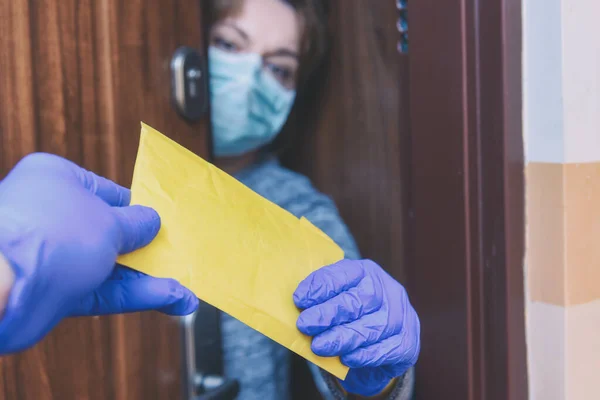 Vrouw Met Een Beschermend Gezichtsmasker Handschoenen Die Deur Opent Een — Stockfoto