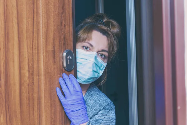 Mulher Usando Uma Máscara Protetora Luvas Abrindo Portas Sua Casa — Fotografia de Stock