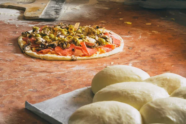 Pizza Cruda Italiana Original Fresca Preparación Masa Estilo Tradicional —  Fotos de Stock