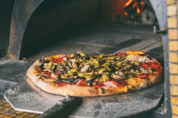 Küreğin Üzerindeki Taze Talyan Pizzası Geleneksel Ahşap Yakılmış Taş Fırını — Stok fotoğraf